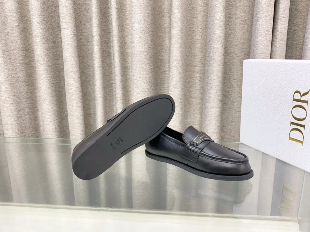 👟👟Ex-factory price 660👟👟 25Ss new Dior Boy loafers This Dior Boy loafer is a new product in the 2024 winter ready-to-wear series. It incorporates Dior's extraordinary craftsmanship and reinterprets the classic loafer design. Crafted from materials including suede and lambskin, it's enhanced with an integrated white fur lining and features a gold-tone Christian Dior Paris signature on the front leather tab. Paired with rubber soles, soft and comfortable. Upper: cowhide, inner padding: comfortable sheepskin, sole: rubber sole, size: 35-39 (40 customized, non-refundable)